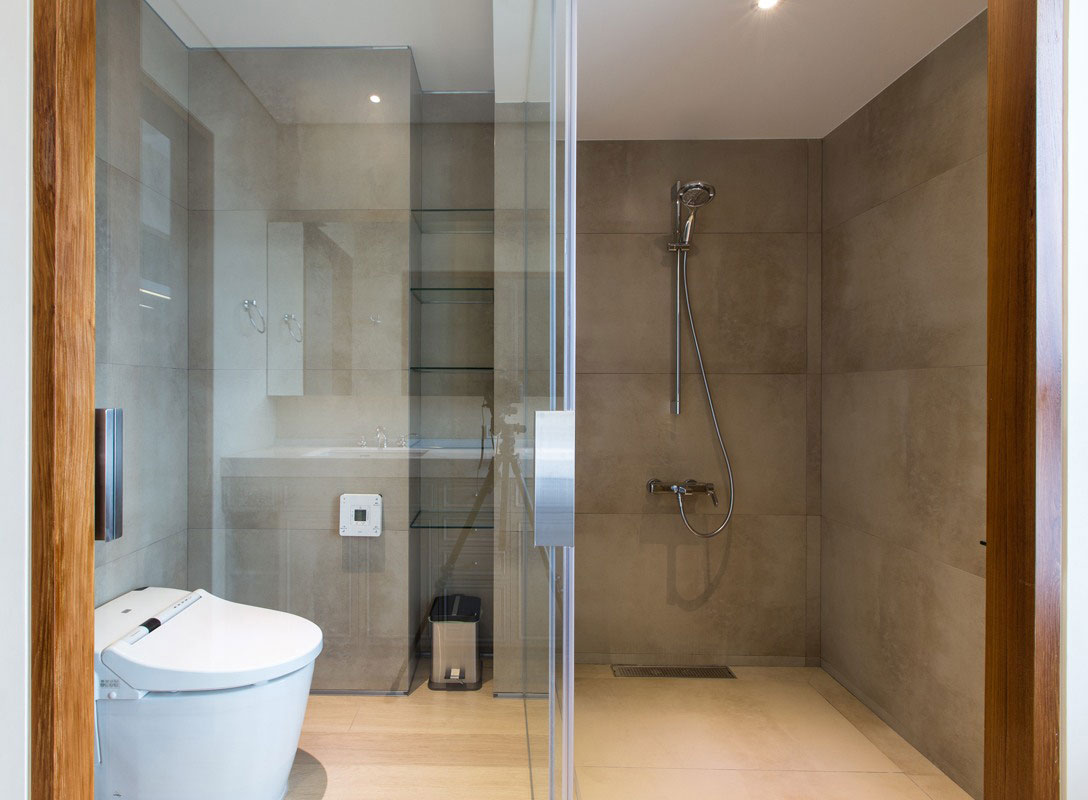 An Elegant and Spacious Modern Apartment with Warm Interiors in Taiwan by PMK+designers (14)