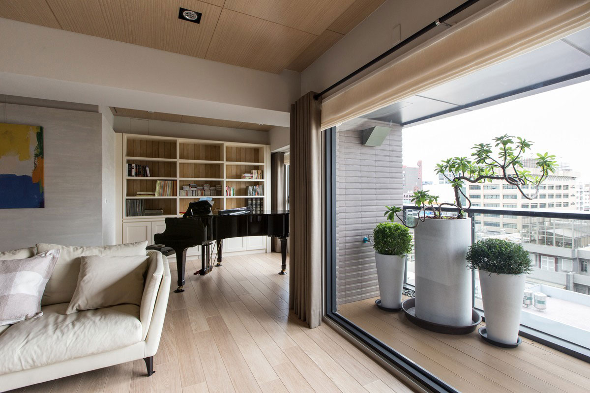 An Elegant and Spacious Modern Apartment with Warm Interiors in Taiwan by PMK+designers (4)