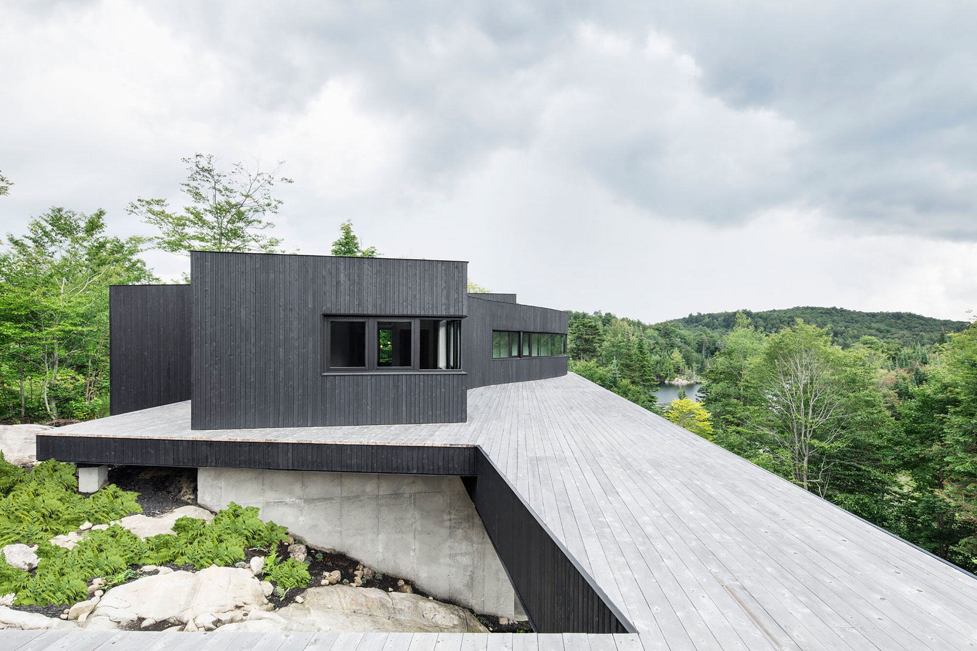 An Elegant and Sustainable Contemporary Home Overlooking the Wooded Landscape in Wentworth by Alain Carle Architecte (5)