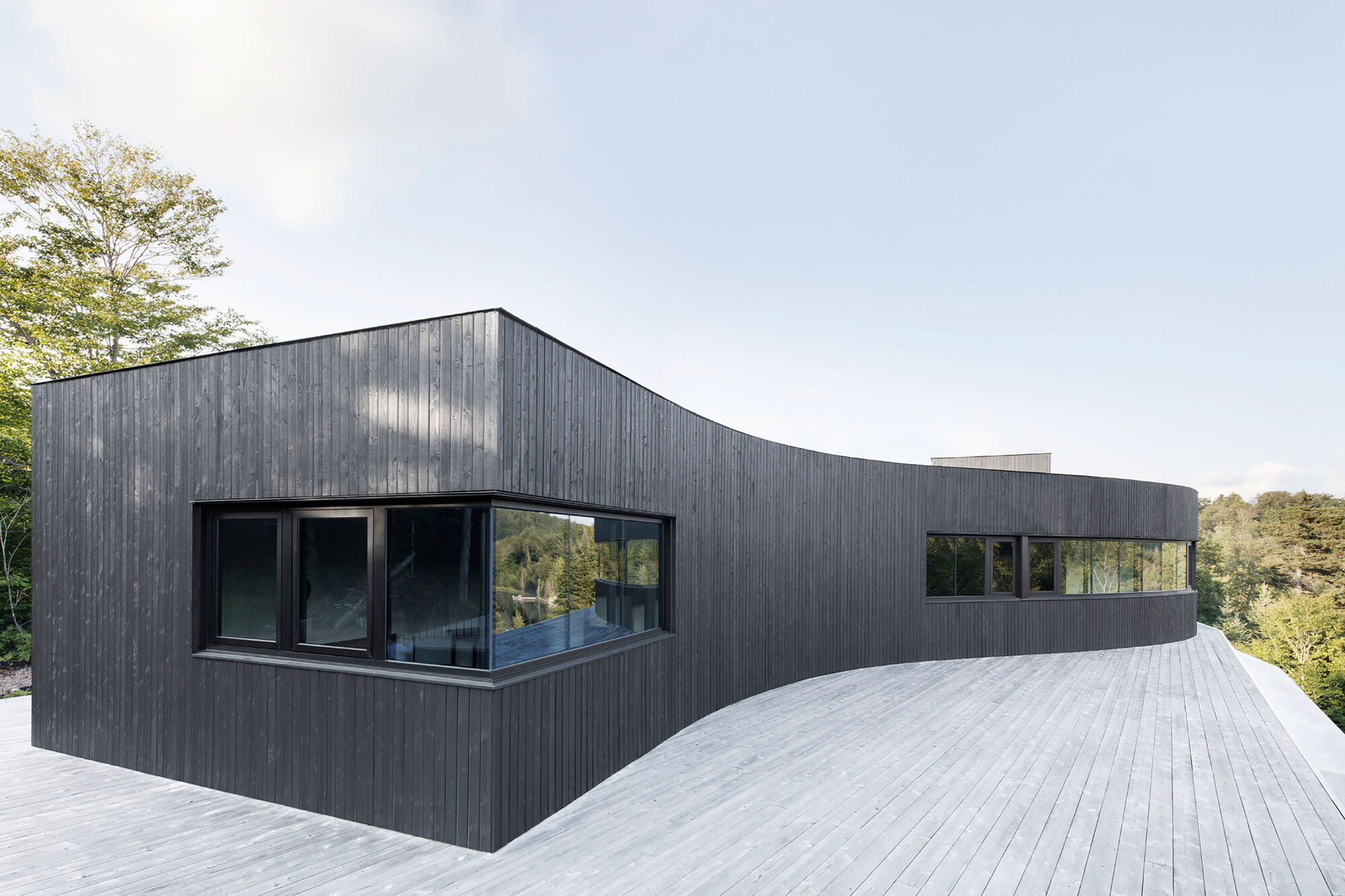 An Elegant and Sustainable Contemporary Home Overlooking the Wooded Landscape in Wentworth by Alain Carle Architecte (6)