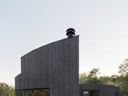 An Elegant and Sustainable Contemporary Home Overlooking the Wooded Landscape in Wentworth by Alain Carle Architecte (7)