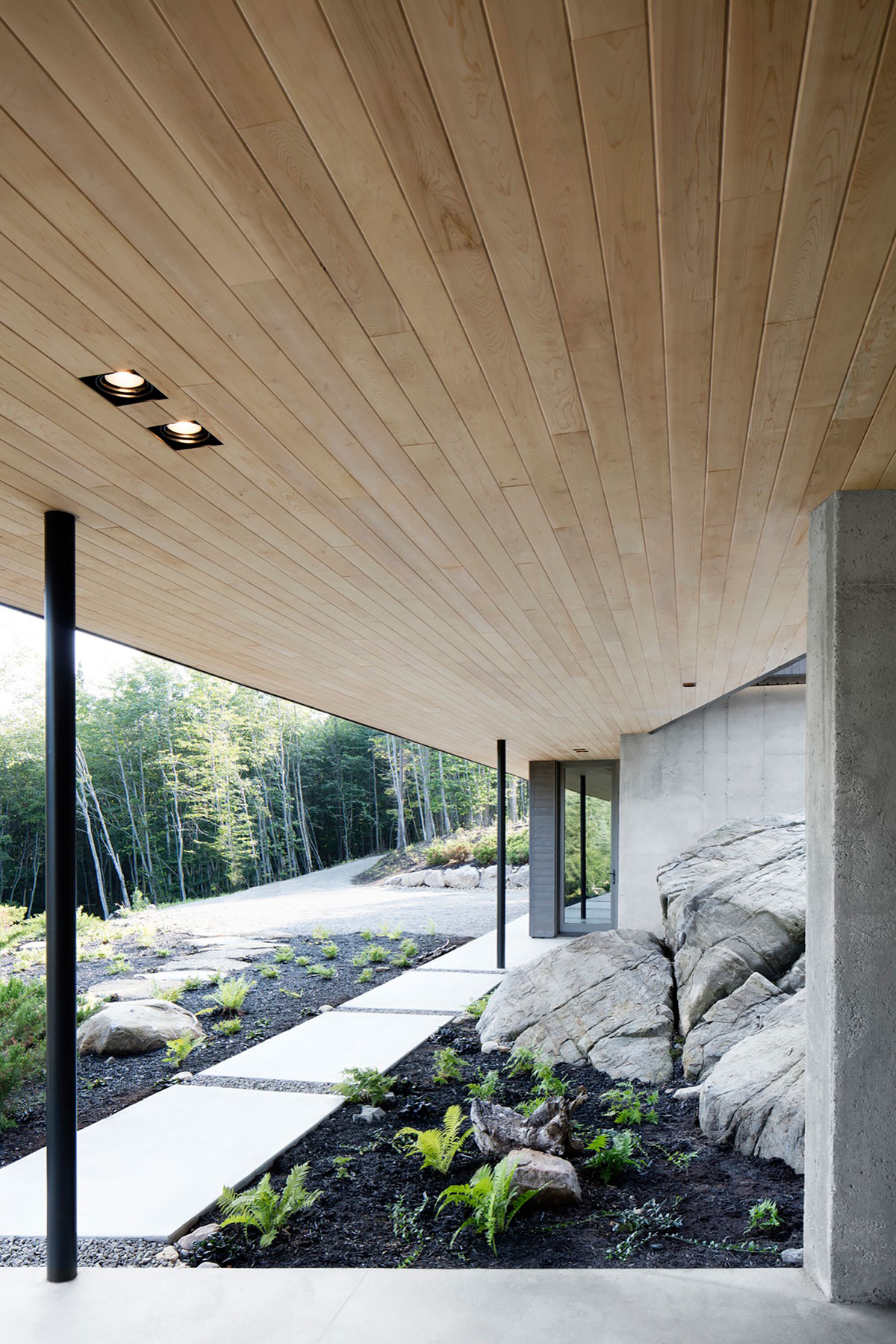 An Elegant and Sustainable Contemporary Home Overlooking the Wooded Landscape in Wentworth by Alain Carle Architecte (9)