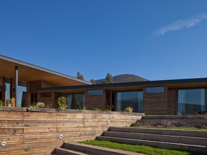 An Exquisite Contemporary Home with an Exterior Made of Recycled Wood Paneling in Panquehue by Dörr + Schmidt (1)