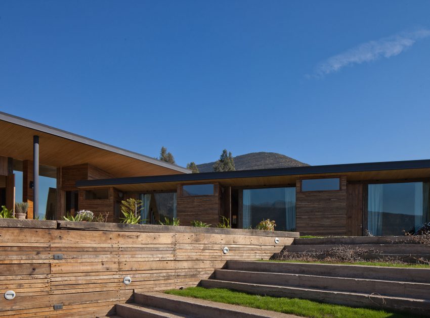 An Exquisite Contemporary Home with an Exterior Made of Recycled Wood Paneling in Panquehue by Dörr + Schmidt (1)