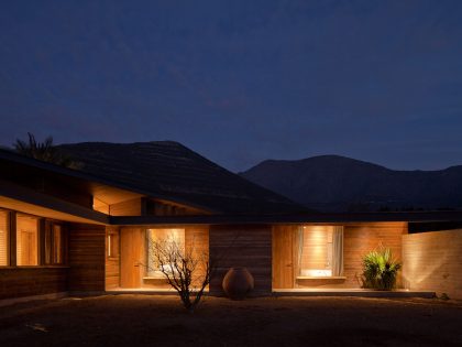 An Exquisite Contemporary Home with an Exterior Made of Recycled Wood Paneling in Panquehue by Dörr + Schmidt (11)