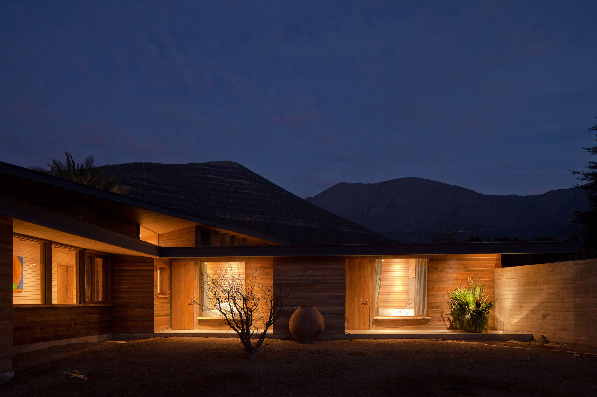 An Exquisite Contemporary Home with an Exterior Made of Recycled Wood Paneling in Panquehue by Dörr + Schmidt (11)