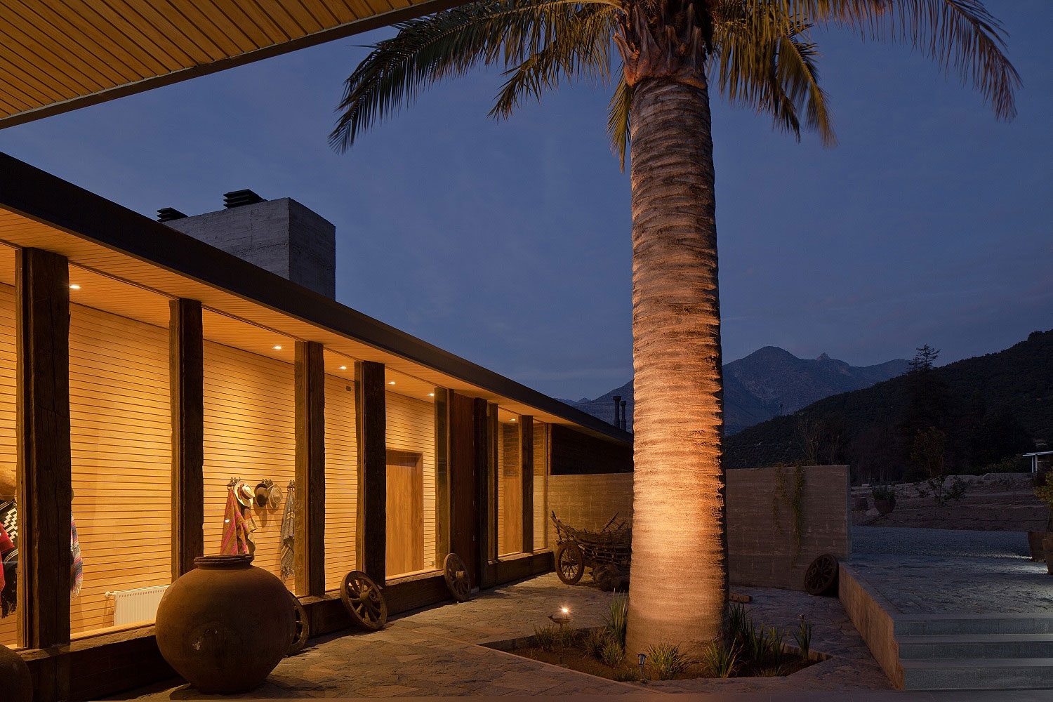 An Exquisite Contemporary Home with an Exterior Made of Recycled Wood Paneling in Panquehue by Dörr + Schmidt (13)