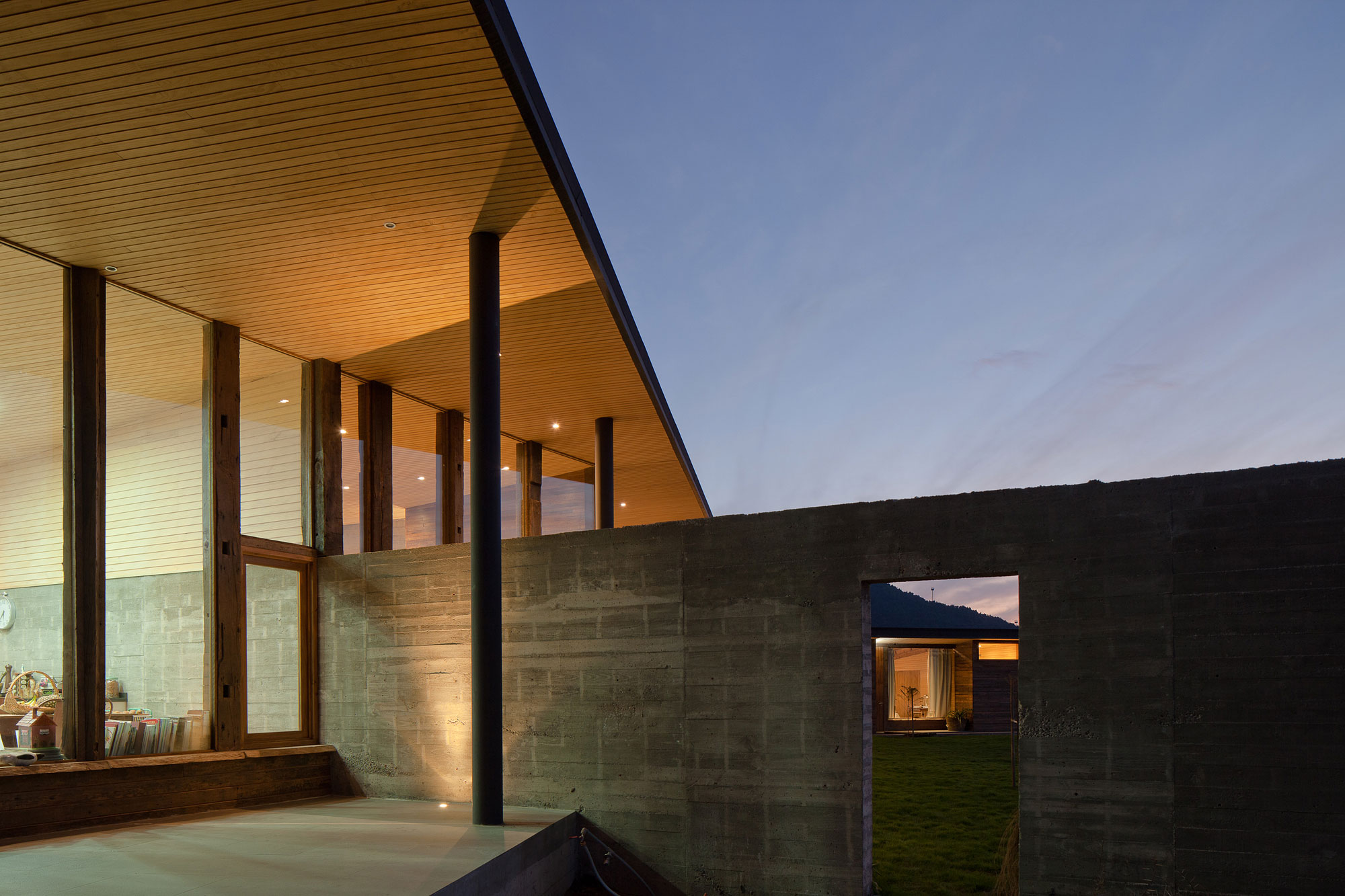 An Exquisite Contemporary Home with an Exterior Made of Recycled Wood Paneling in Panquehue by Dörr + Schmidt (14)