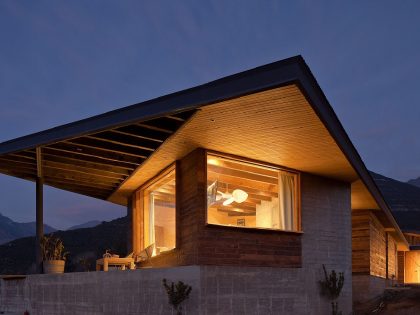 An Exquisite Contemporary Home with an Exterior Made of Recycled Wood Paneling in Panquehue by Dörr + Schmidt (15)