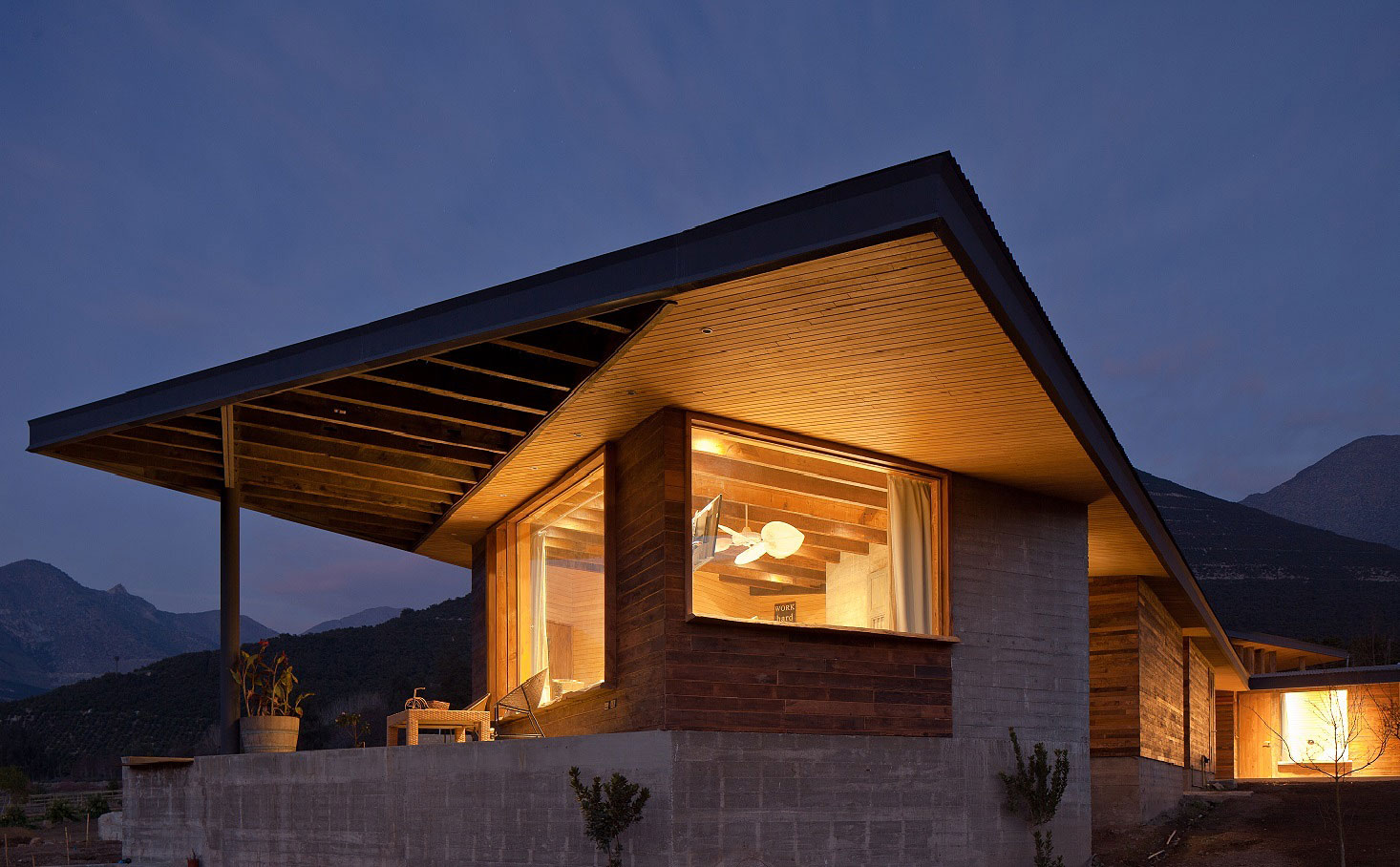 An Exquisite Contemporary Home with an Exterior Made of Recycled Wood Paneling in Panquehue by Dörr + Schmidt (15)