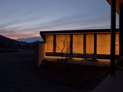 An Exquisite Contemporary Home with an Exterior Made of Recycled Wood Paneling in Panquehue by Dörr + Schmidt (16)