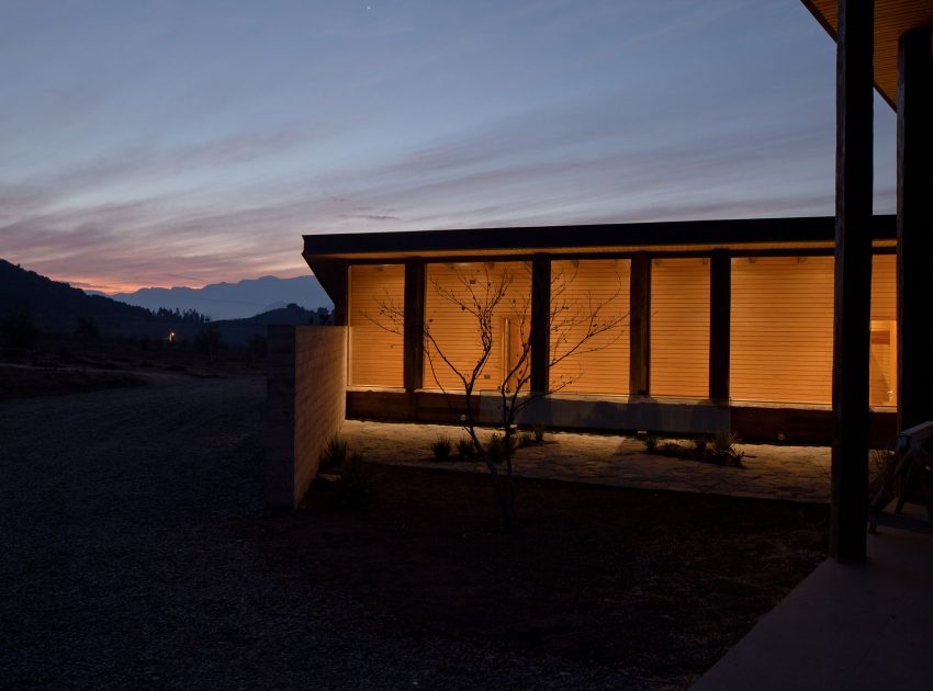 An Exquisite Contemporary Home with an Exterior Made of Recycled Wood Paneling in Panquehue by Dörr + Schmidt (16)