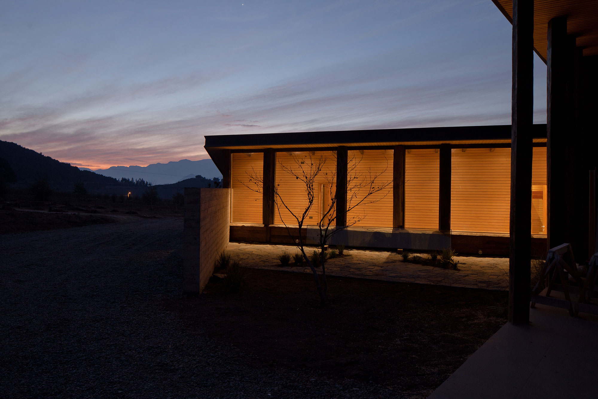 An Exquisite Contemporary Home with an Exterior Made of Recycled Wood Paneling in Panquehue by Dörr + Schmidt (16)