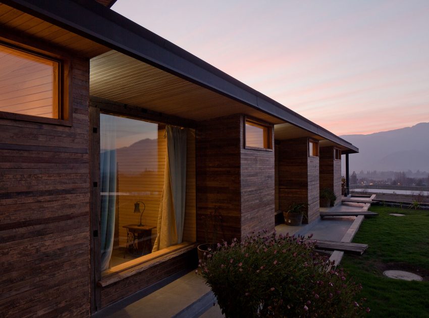 An Exquisite Contemporary Home with an Exterior Made of Recycled Wood Paneling in Panquehue by Dörr + Schmidt (17)