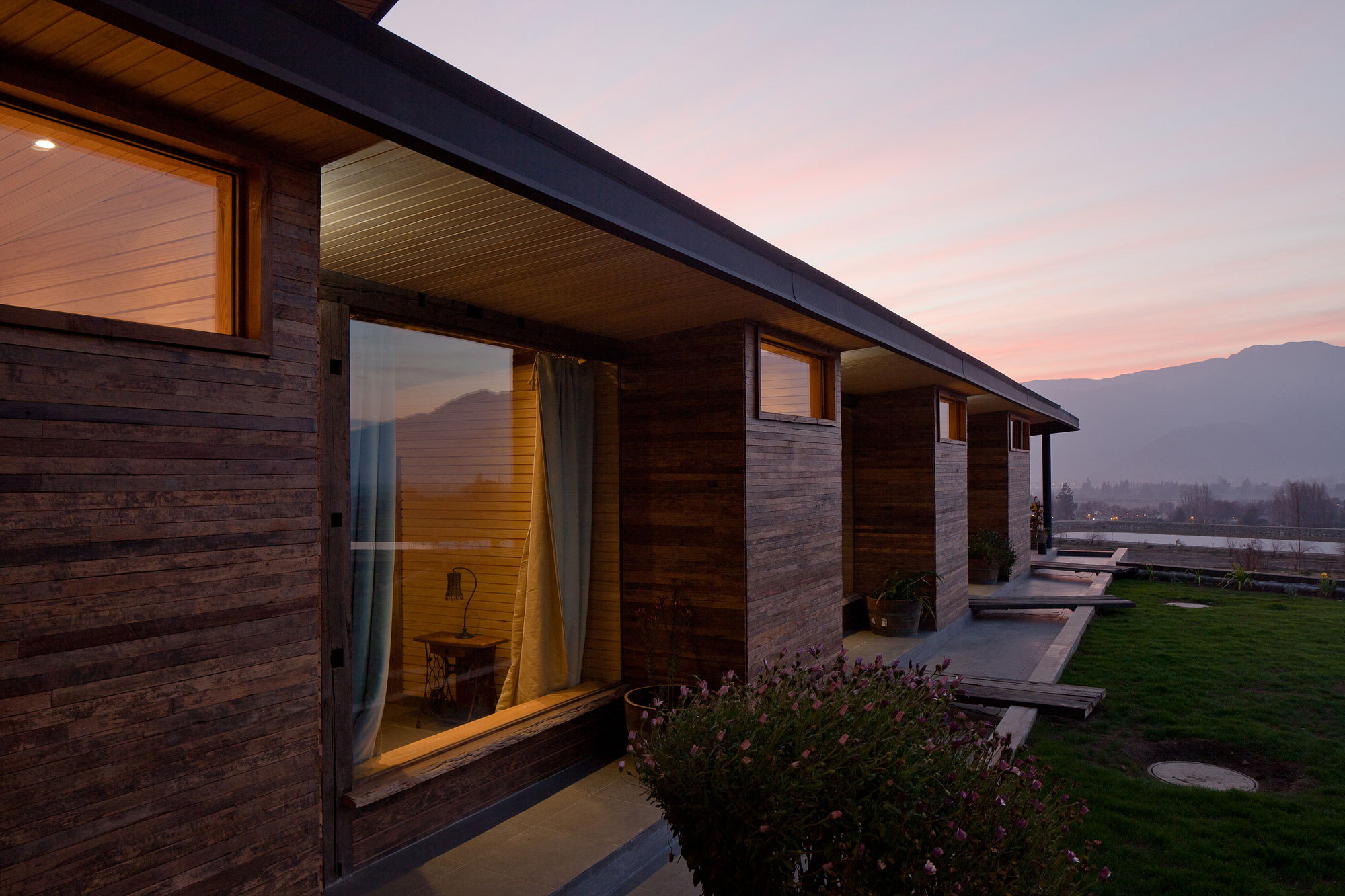 An Exquisite Contemporary Home with an Exterior Made of Recycled Wood Paneling in Panquehue by Dörr + Schmidt (17)