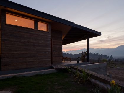 An Exquisite Contemporary Home with an Exterior Made of Recycled Wood Paneling in Panquehue by Dörr + Schmidt (18)