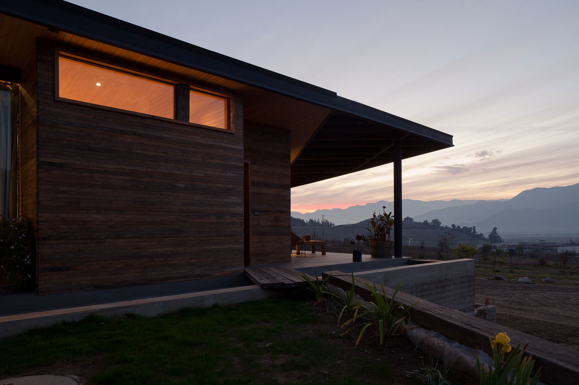 An Exquisite Contemporary Home with an Exterior Made of Recycled Wood Paneling in Panquehue by Dörr + Schmidt (18)