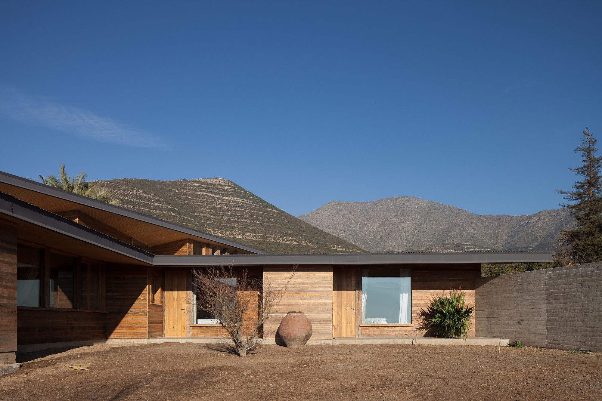 An Exquisite Contemporary Home with an Exterior Made of Recycled Wood Paneling in Panquehue by Dörr + Schmidt (2)