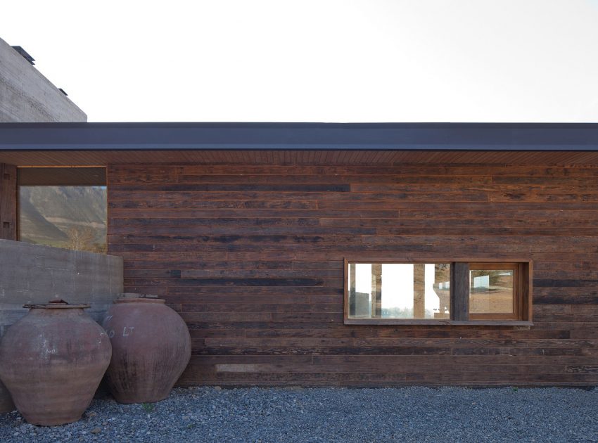 An Exquisite Contemporary Home with an Exterior Made of Recycled Wood Paneling in Panquehue by Dörr + Schmidt (3)