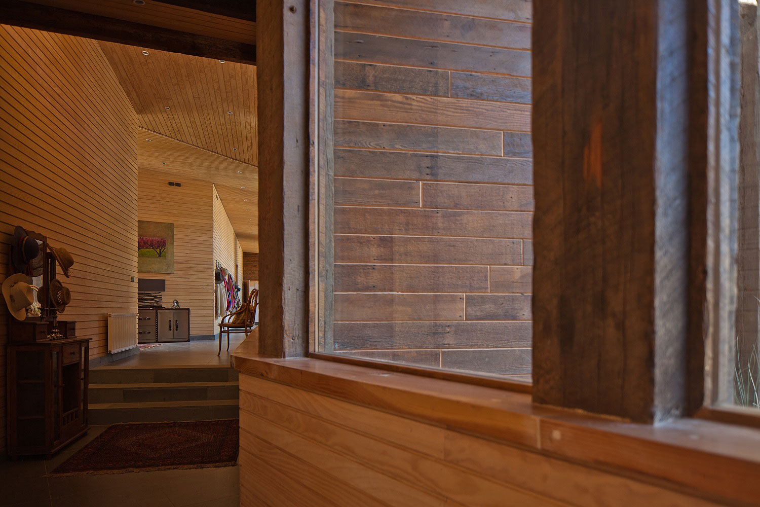 An Exquisite Contemporary Home with an Exterior Made of Recycled Wood Paneling in Panquehue by Dörr + Schmidt (4)