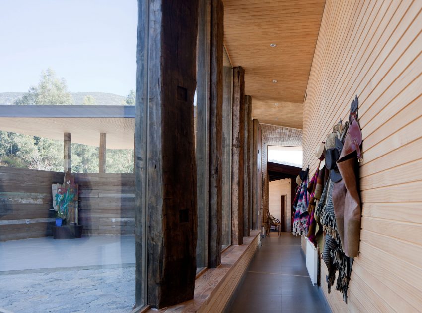 An Exquisite Contemporary Home with an Exterior Made of Recycled Wood Paneling in Panquehue by Dörr + Schmidt (6)