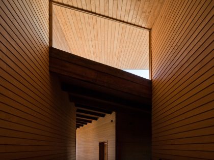 An Exquisite Contemporary Home with an Exterior Made of Recycled Wood Paneling in Panquehue by Dörr + Schmidt (8)