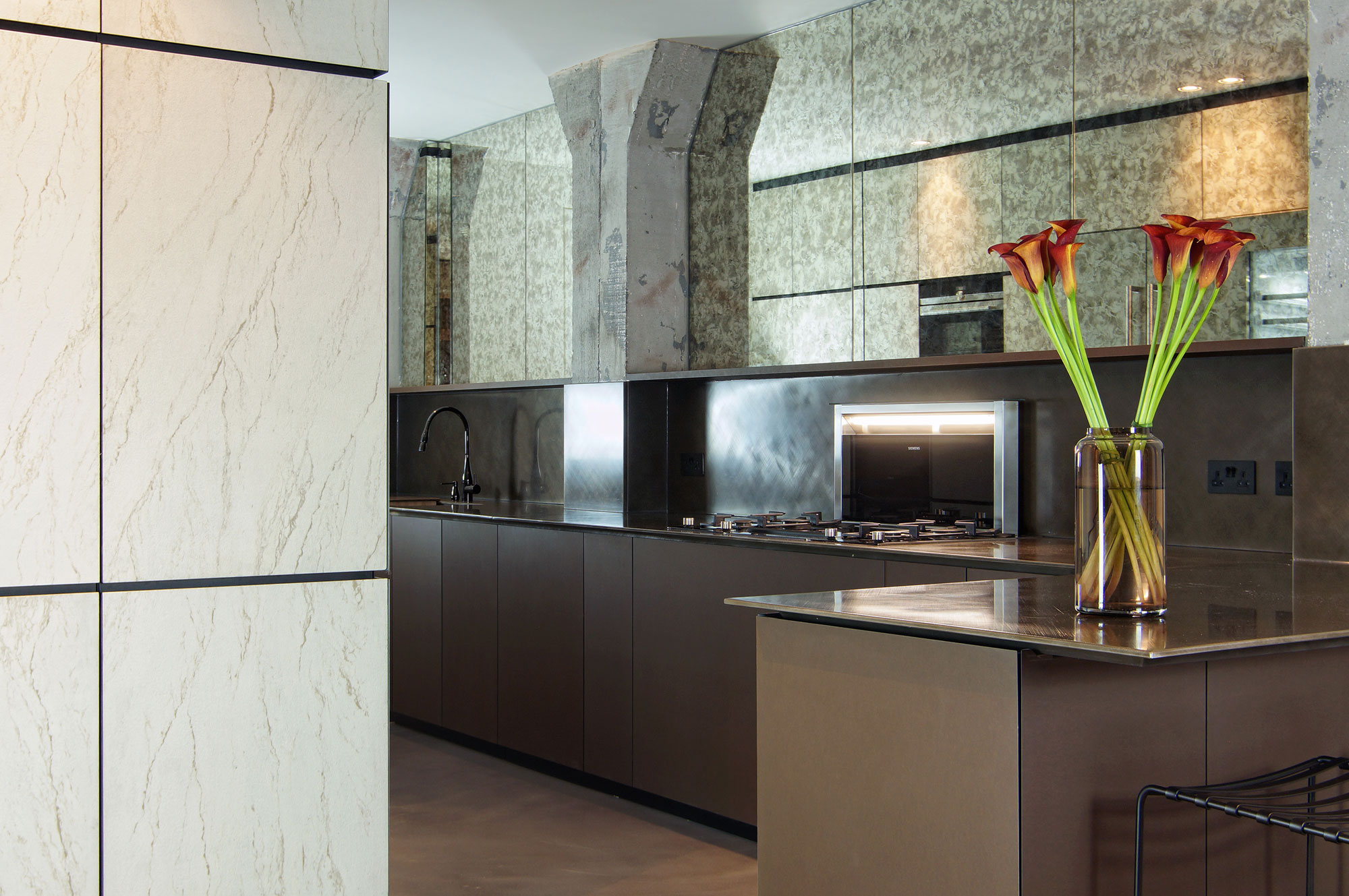 An Exquisite Industrial Apartment with Warm and Natural Wood Elements in London by Minacciolo & CLPD (10)