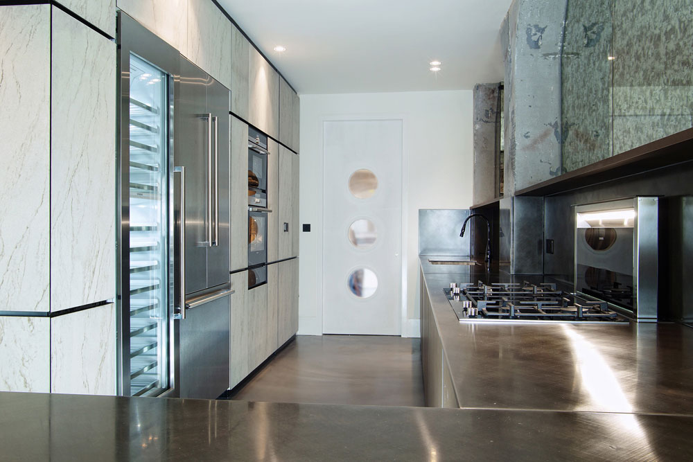 An Exquisite Industrial Apartment with Warm and Natural Wood Elements in London by Minacciolo & CLPD (11)