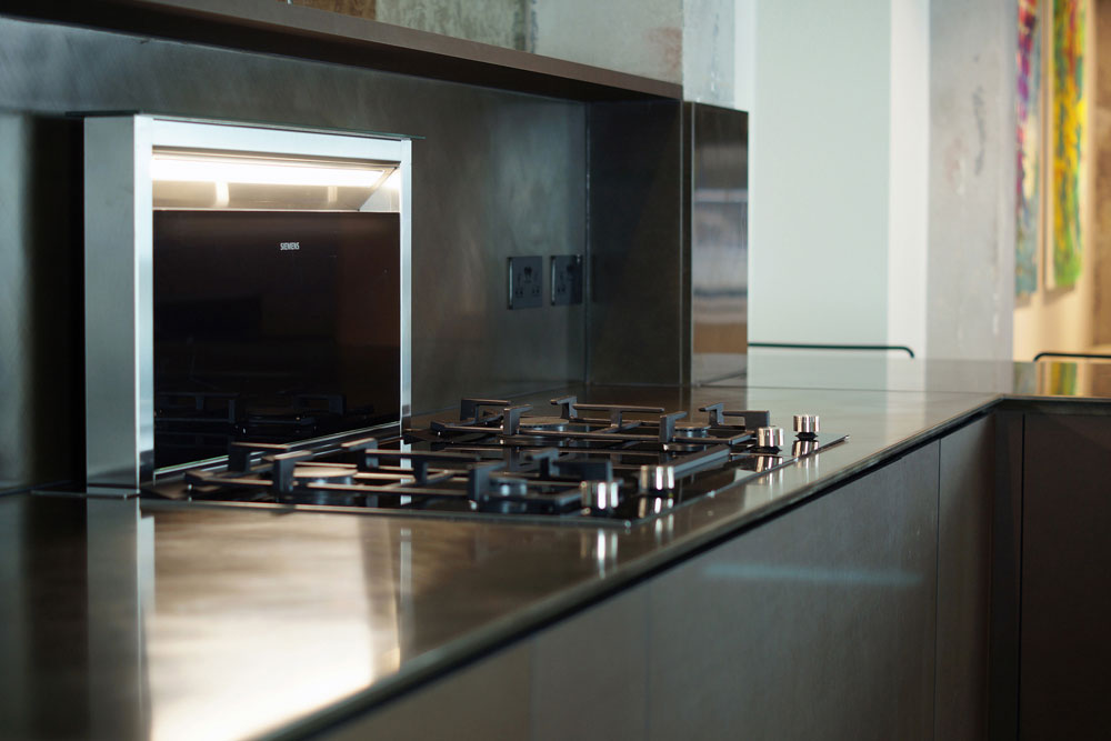 An Exquisite Industrial Apartment with Warm and Natural Wood Elements in London by Minacciolo & CLPD (17)