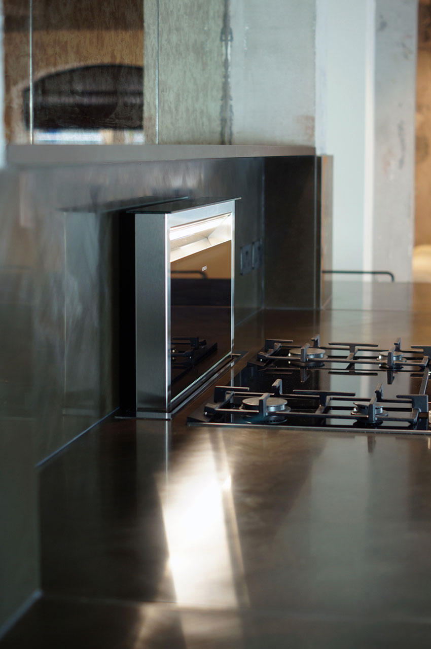 An Exquisite Industrial Apartment with Warm and Natural Wood Elements in London by Minacciolo & CLPD (18)