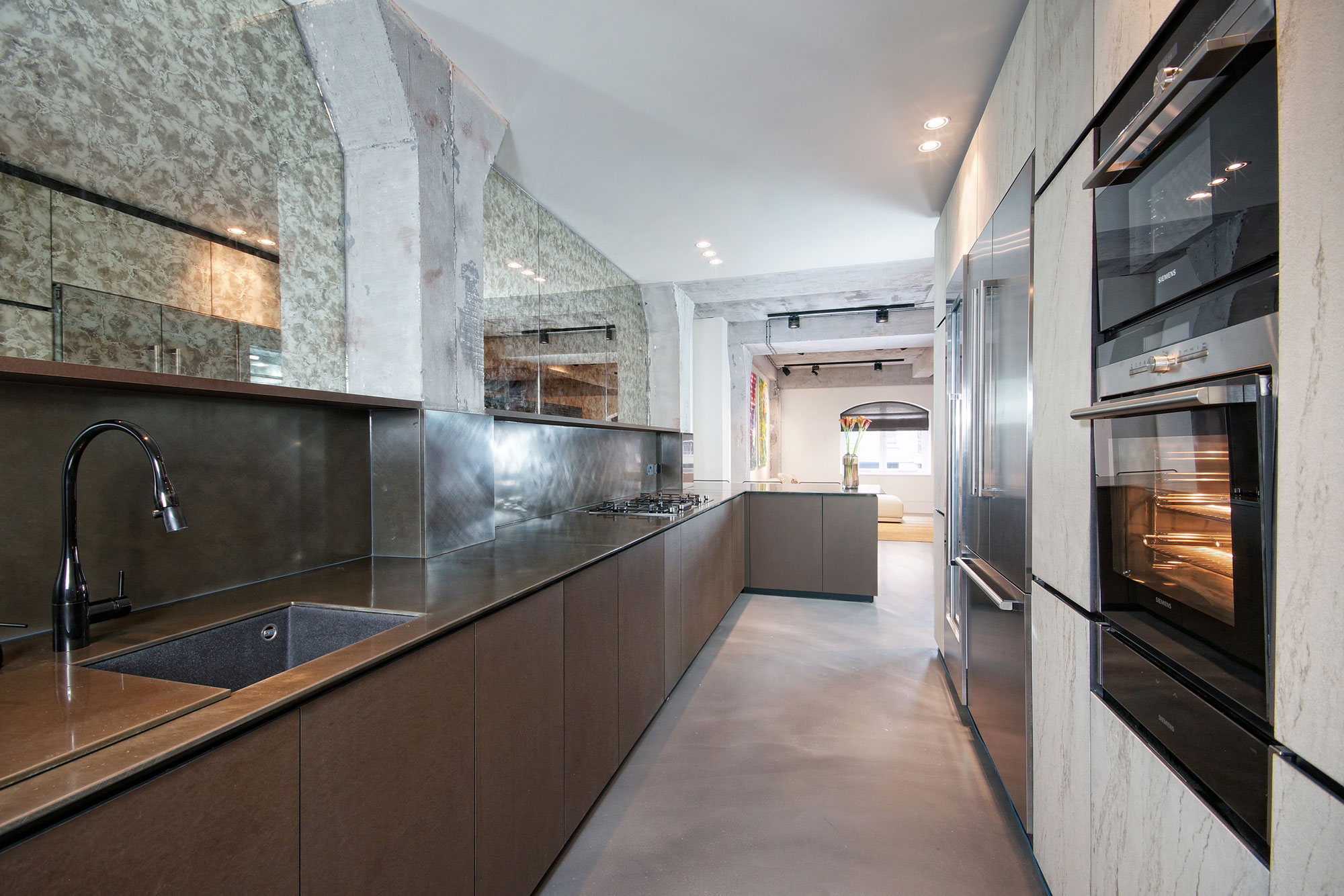 An Exquisite Industrial Apartment with Warm and Natural Wood Elements in London by Minacciolo & CLPD (19)