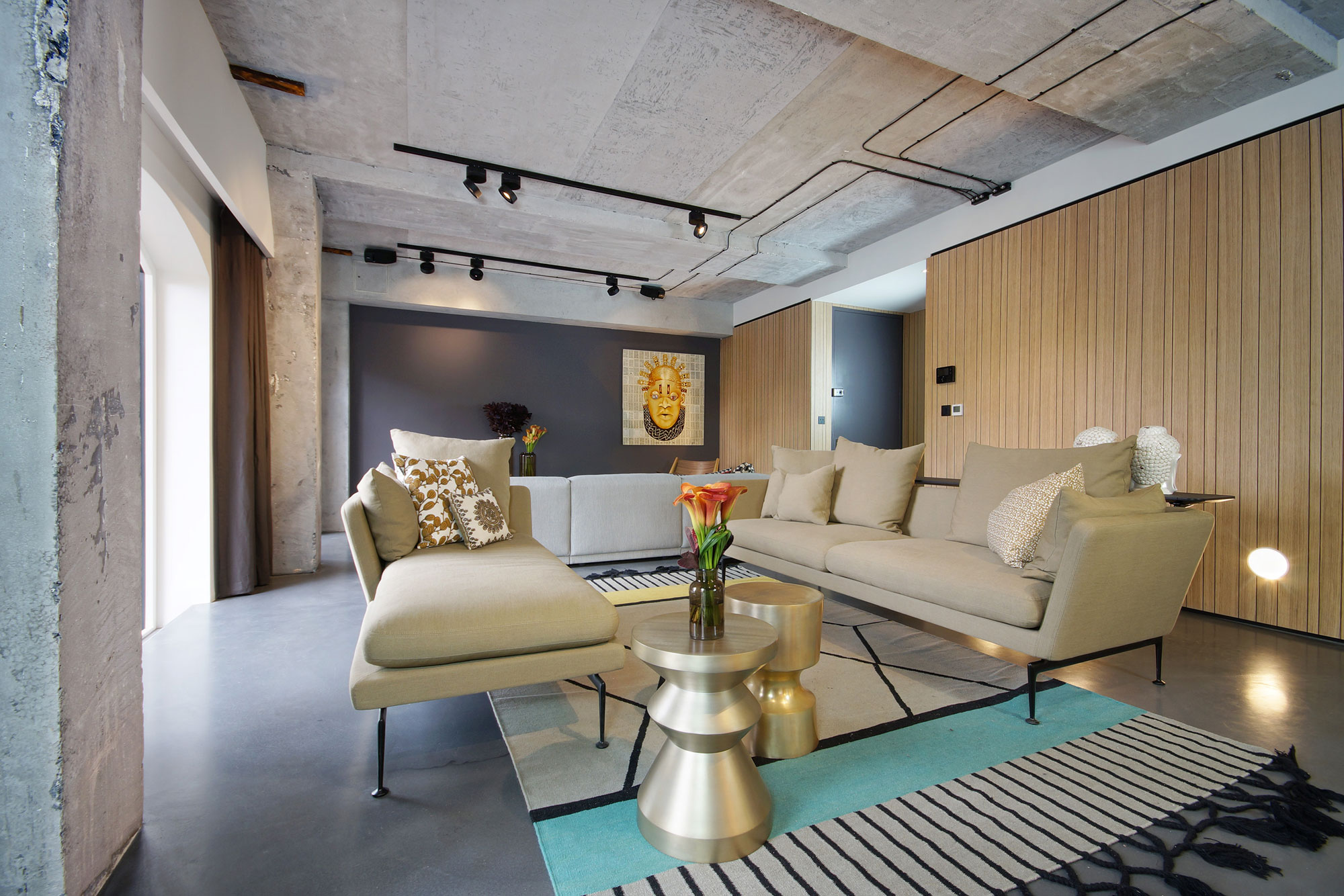 An Exquisite Industrial Apartment with Warm and Natural Wood Elements in London by Minacciolo & CLPD (2)