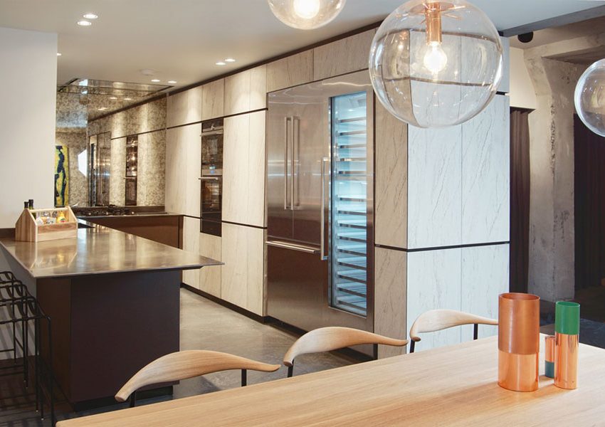 An Exquisite Industrial Apartment with Warm and Natural Wood Elements in London by Minacciolo & CLPD (22)