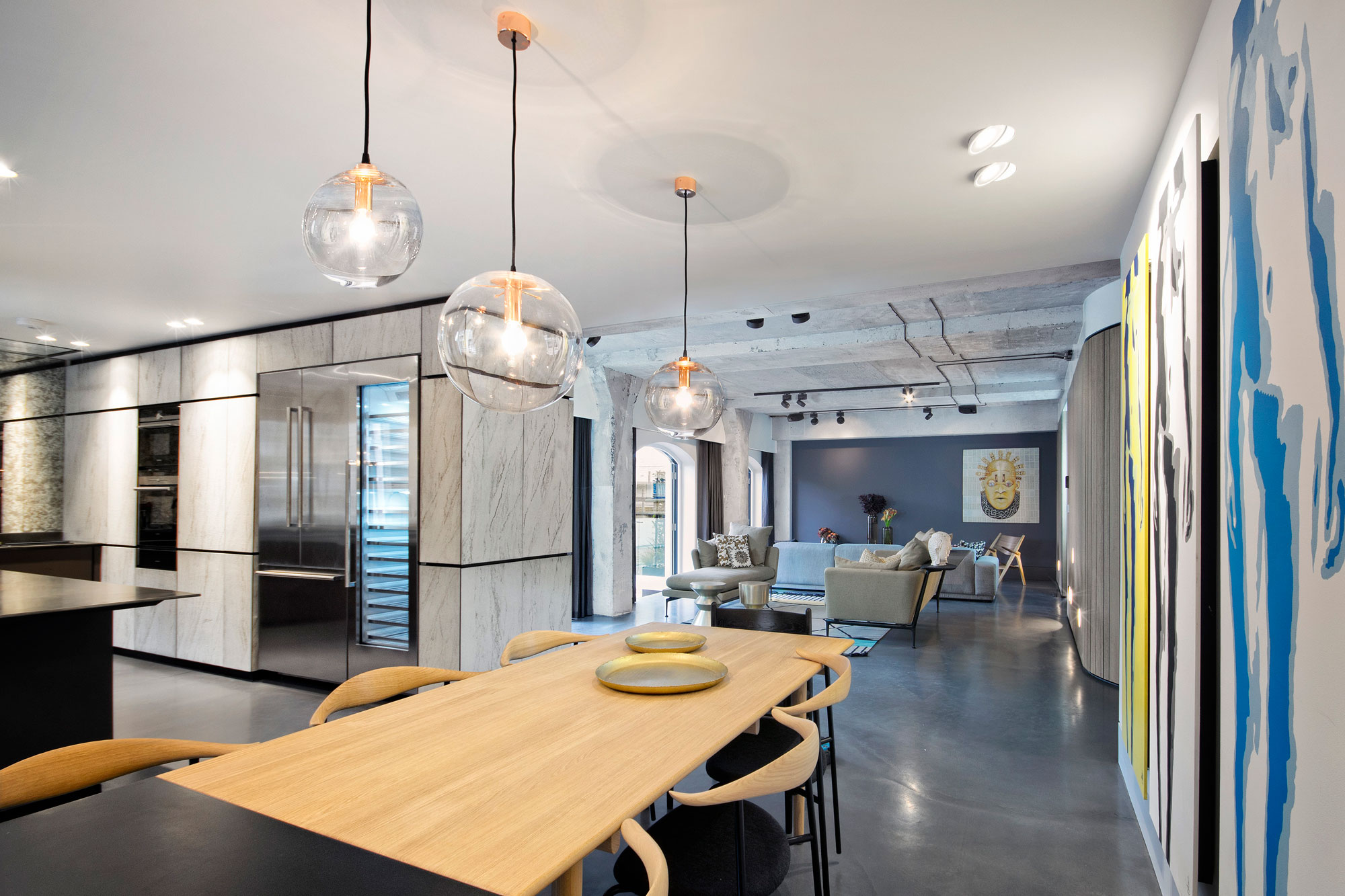 An Exquisite Industrial Apartment with Warm and Natural Wood Elements in London by Minacciolo & CLPD (23)