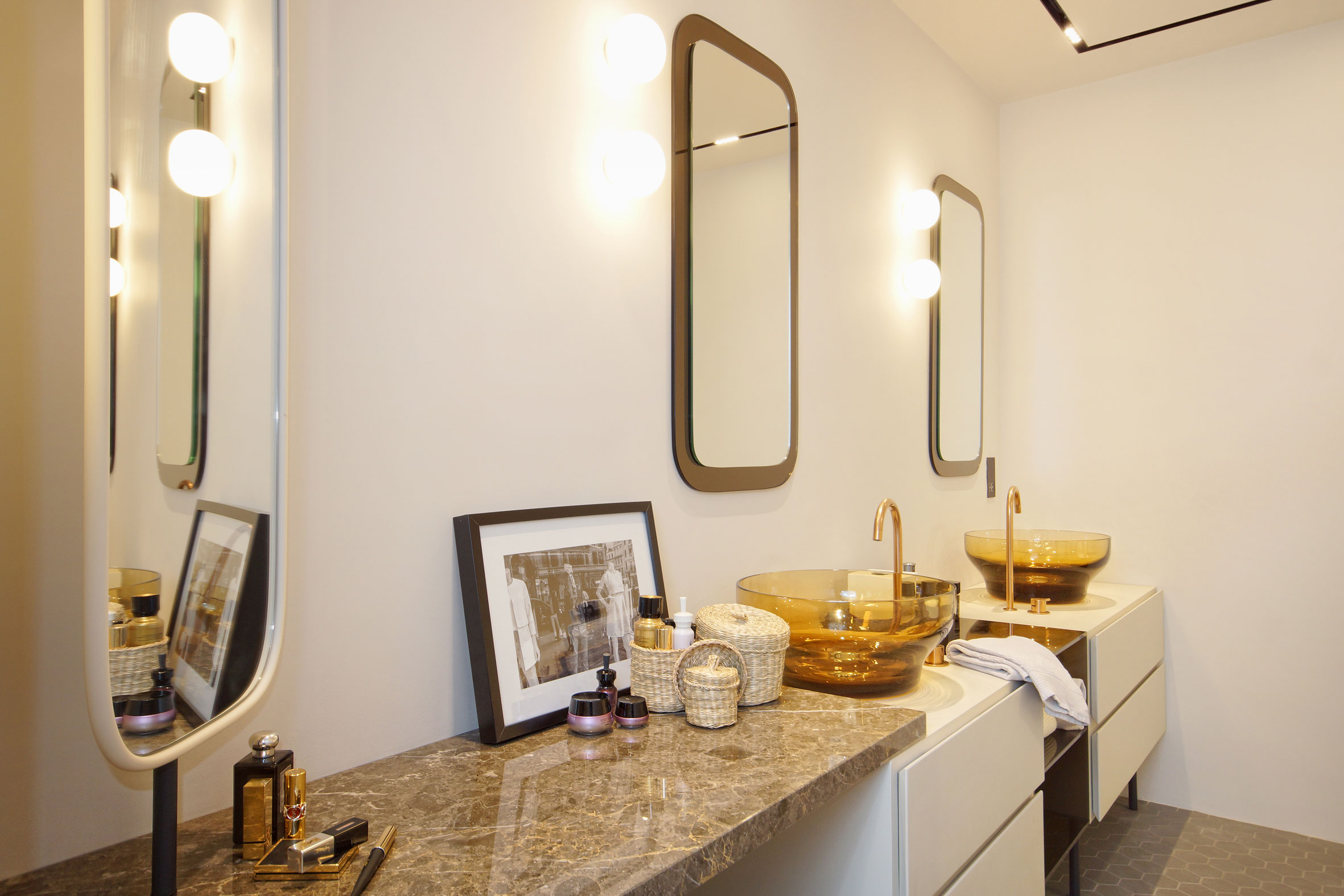 An Exquisite Industrial Apartment with Warm and Natural Wood Elements in London by Minacciolo & CLPD (27)