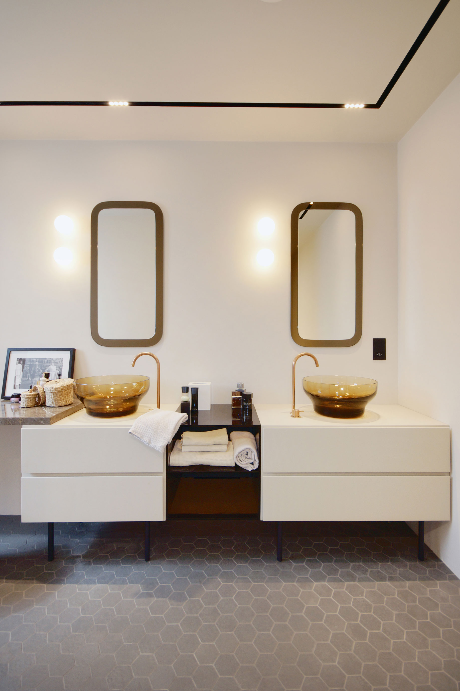 An Exquisite Industrial Apartment with Warm and Natural Wood Elements in London by Minacciolo & CLPD (28)