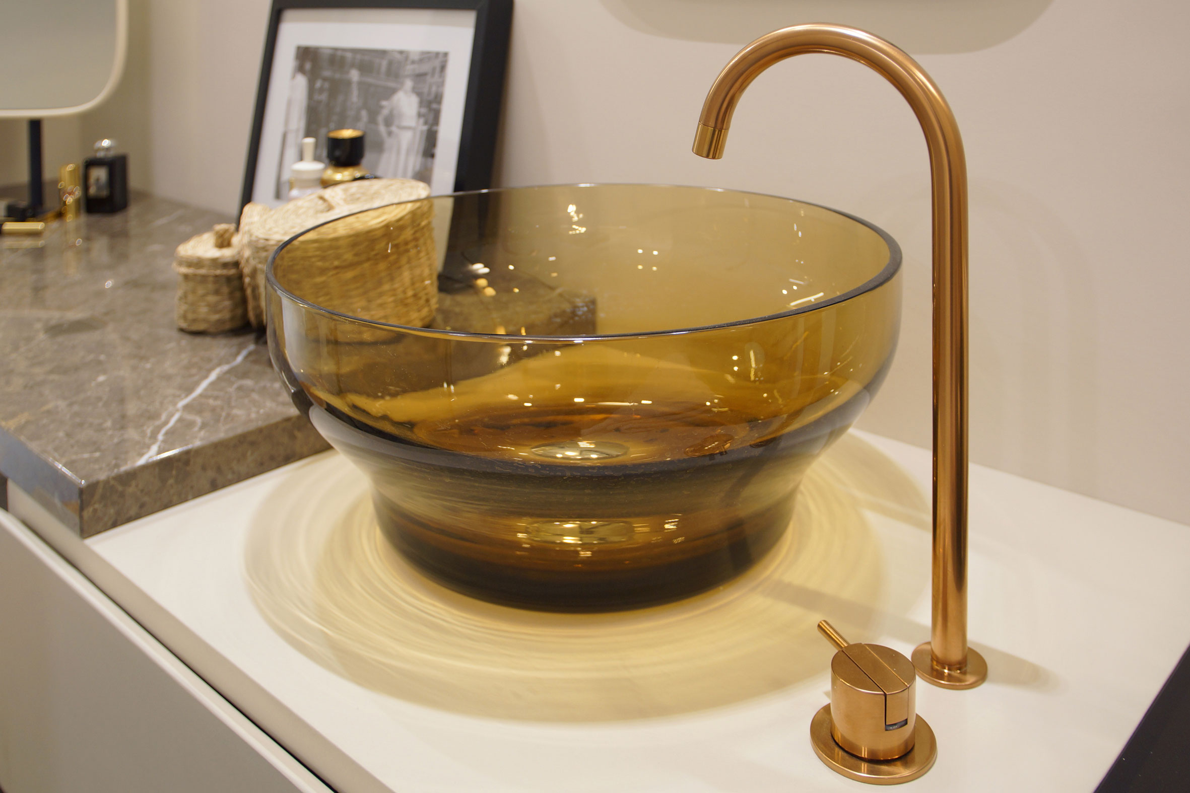 An Exquisite Industrial Apartment with Warm and Natural Wood Elements in London by Minacciolo & CLPD (29)