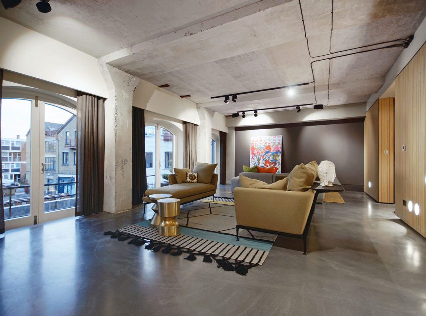 An Exquisite Industrial Apartment with Warm and Natural Wood Elements in London by Minacciolo & CLPD (3)