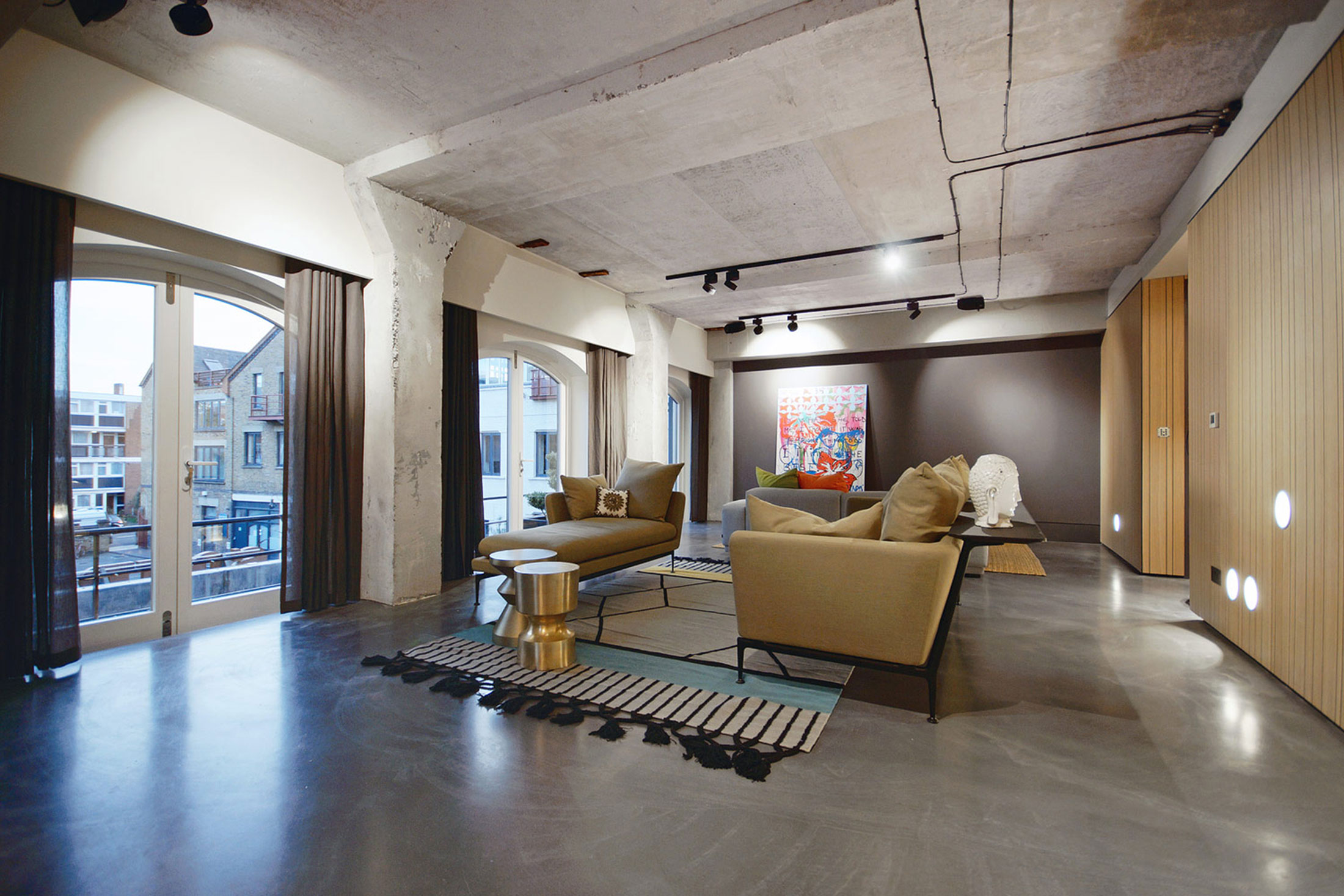 An Exquisite Industrial Apartment with Warm and Natural Wood Elements in London by Minacciolo & CLPD (3)