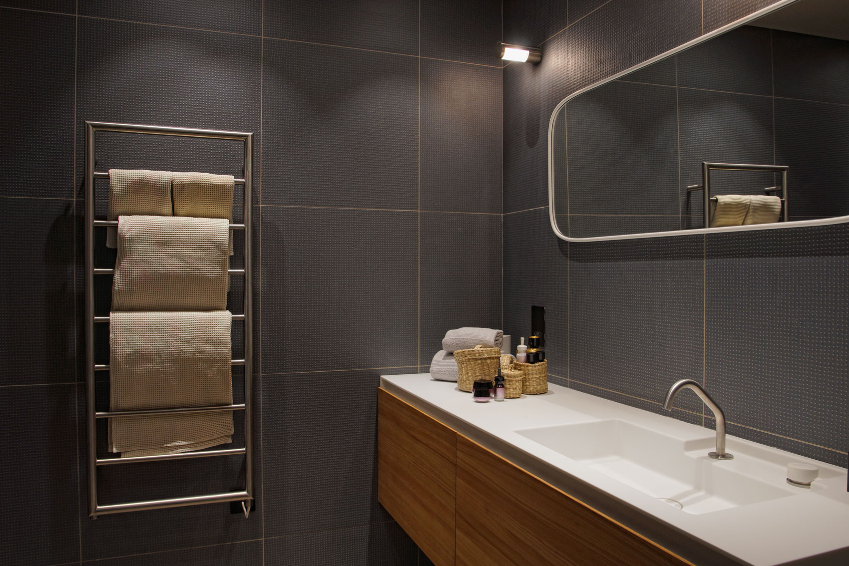 An Exquisite Industrial Apartment with Warm and Natural Wood Elements in London by Minacciolo & CLPD (30)