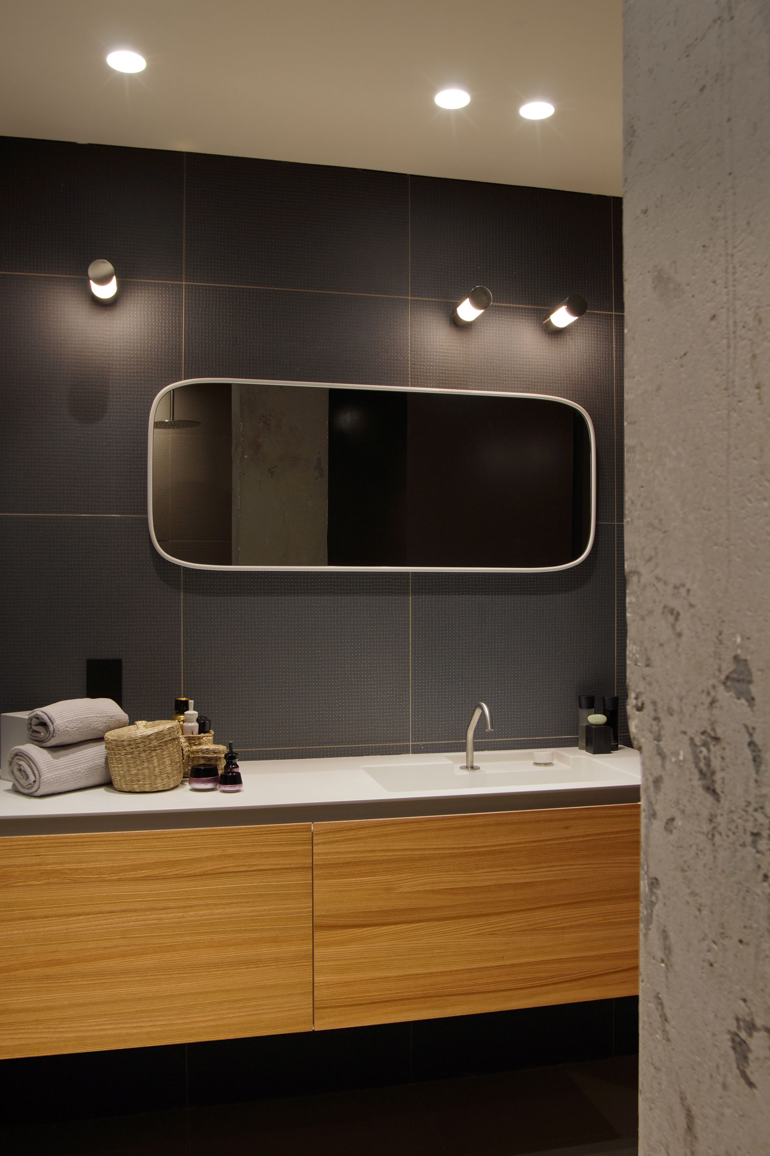 An Exquisite Industrial Apartment with Warm and Natural Wood Elements in London by Minacciolo & CLPD (32)