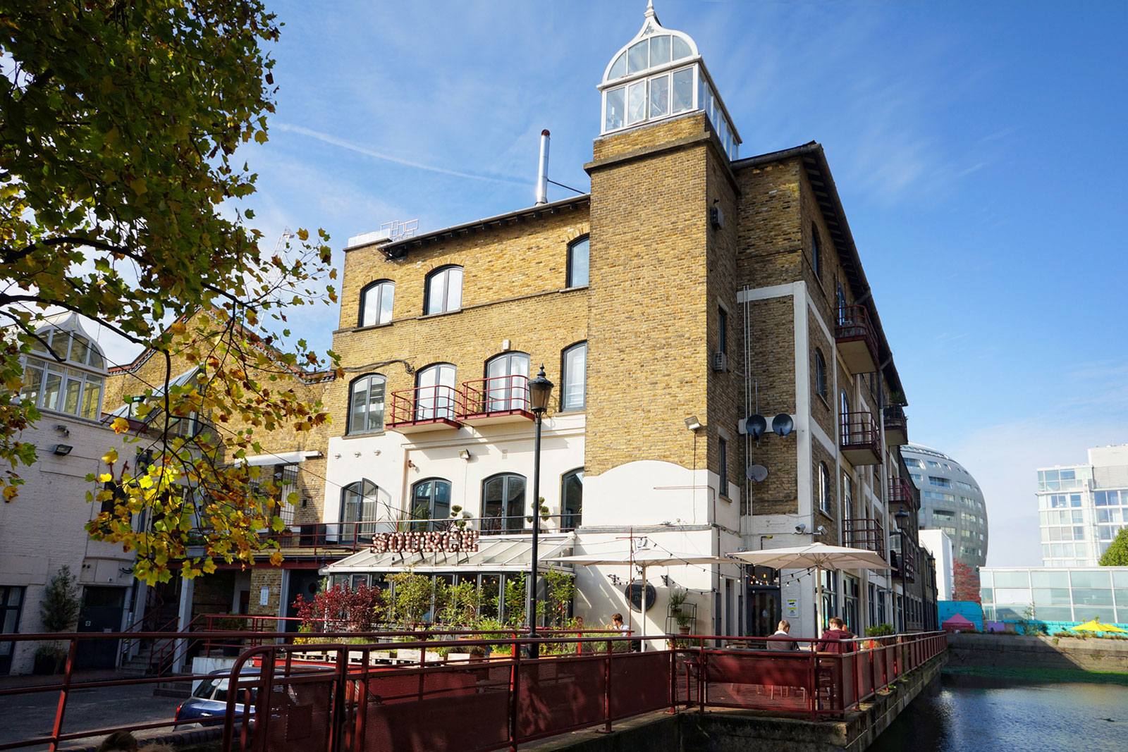 An Exquisite Industrial Apartment with Warm and Natural Wood Elements in London by Minacciolo & CLPD (35)
