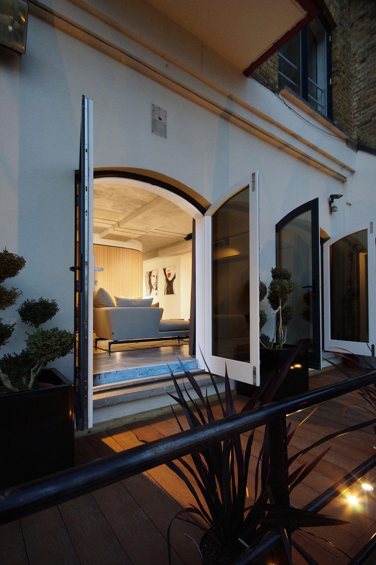 An Exquisite Industrial Apartment with Warm and Natural Wood Elements in London by Minacciolo & CLPD (37)