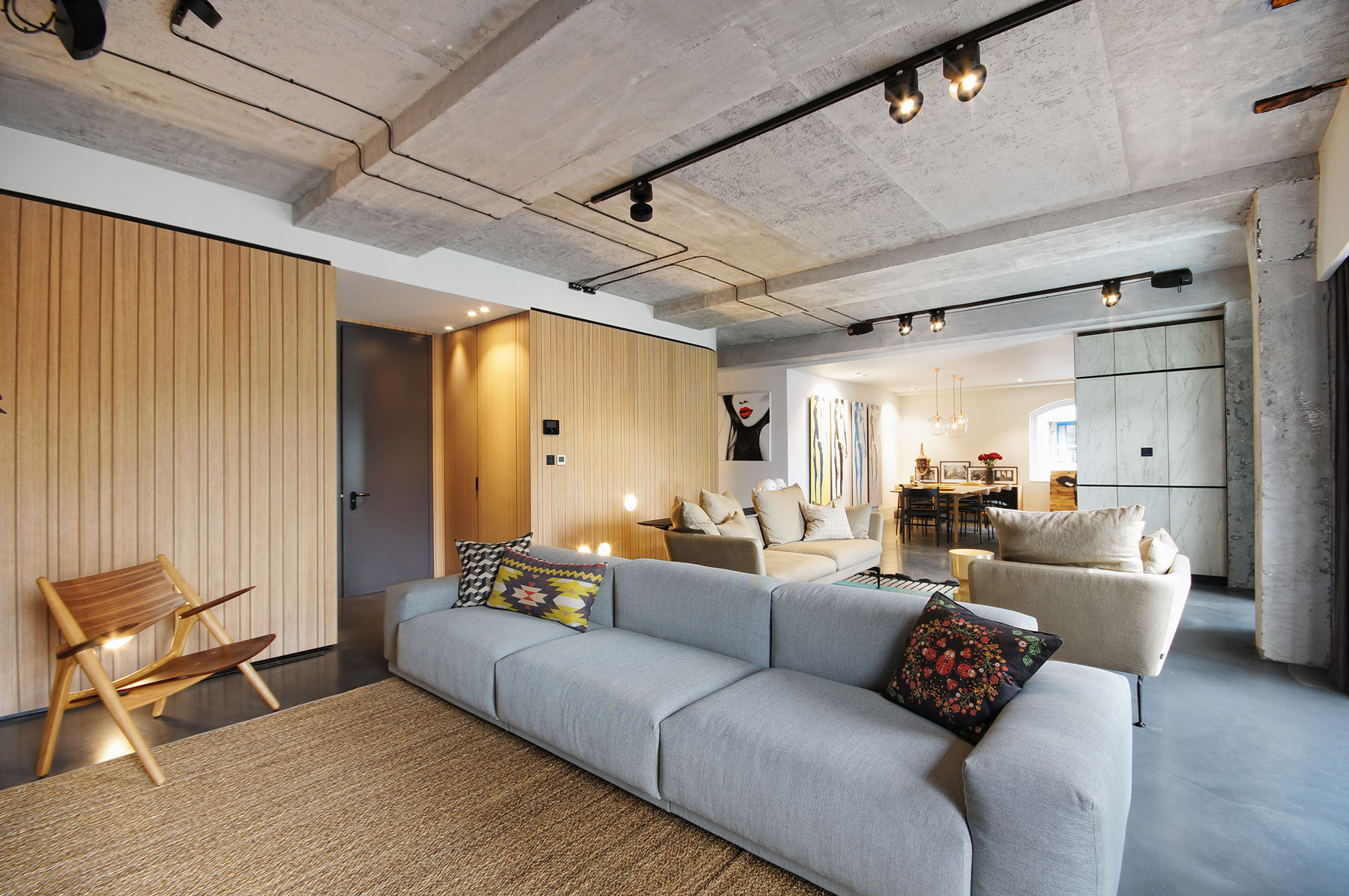 An Exquisite Industrial Apartment with Warm and Natural Wood Elements in London by Minacciolo & CLPD (7)