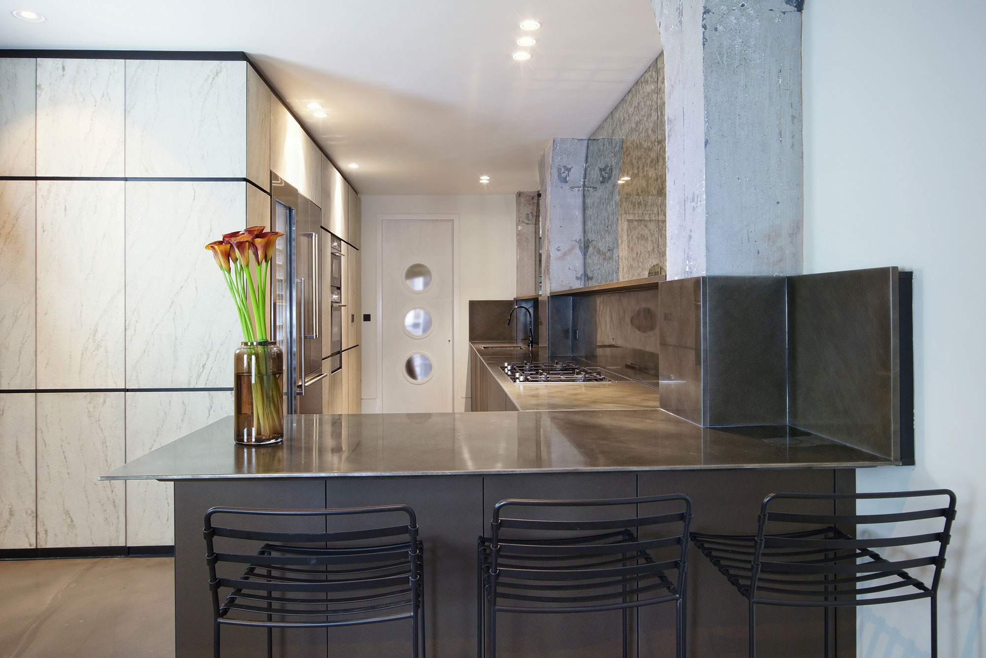 An Exquisite Industrial Apartment with Warm and Natural Wood Elements in London by Minacciolo & CLPD (8)