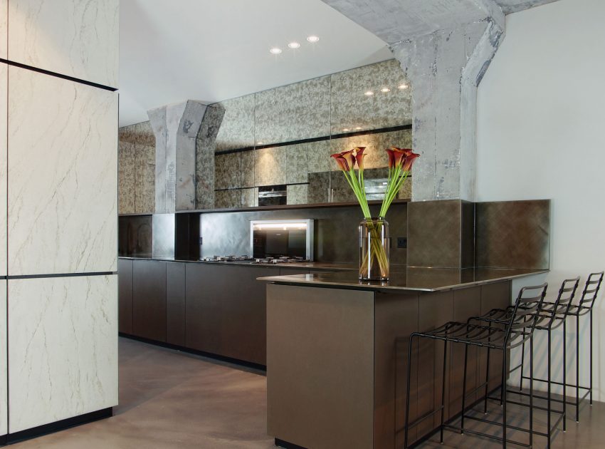 An Exquisite Industrial Apartment with Warm and Natural Wood Elements in London by Minacciolo & CLPD (9)