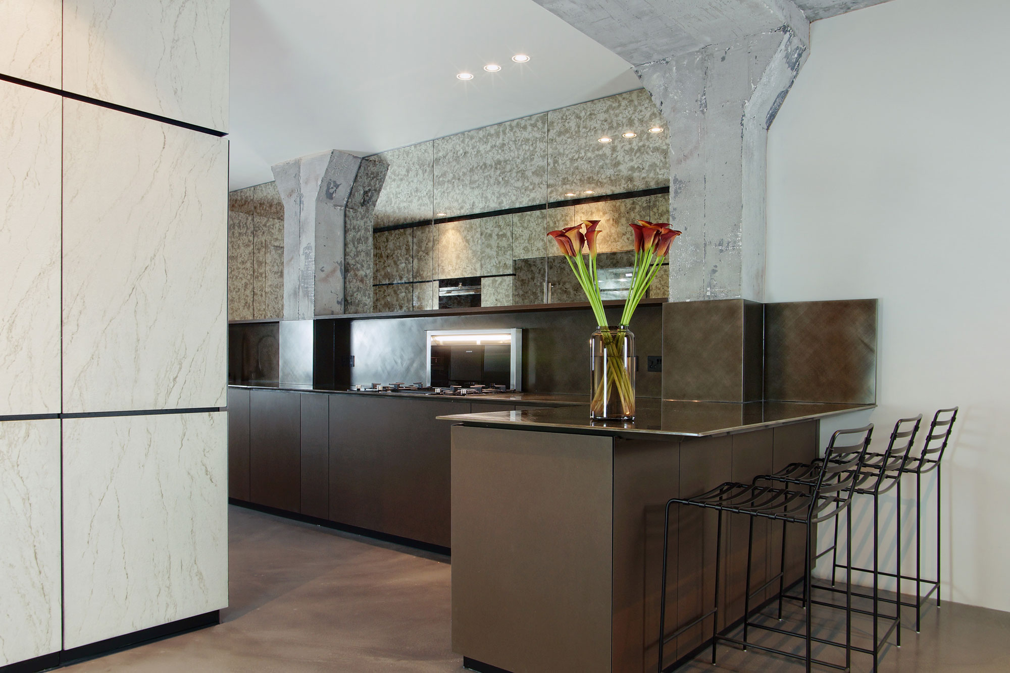 An Exquisite Industrial Apartment with Warm and Natural Wood Elements in London by Minacciolo & CLPD (9)