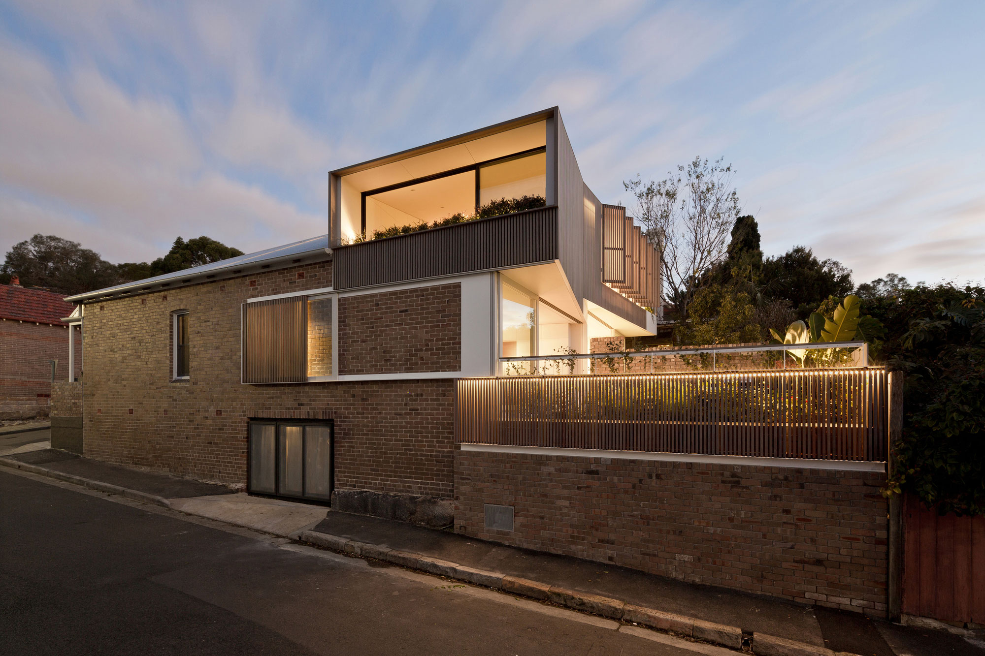 An Eye-Catching Contemporary Home with Warm and Clean Interiors in Balmain, Australia by Benn & Penna Architects (11)