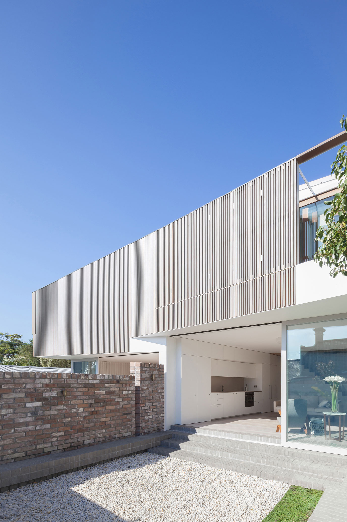 An Eye-Catching Contemporary Home with Warm and Clean Interiors in Balmain, Australia by Benn & Penna Architects (2)