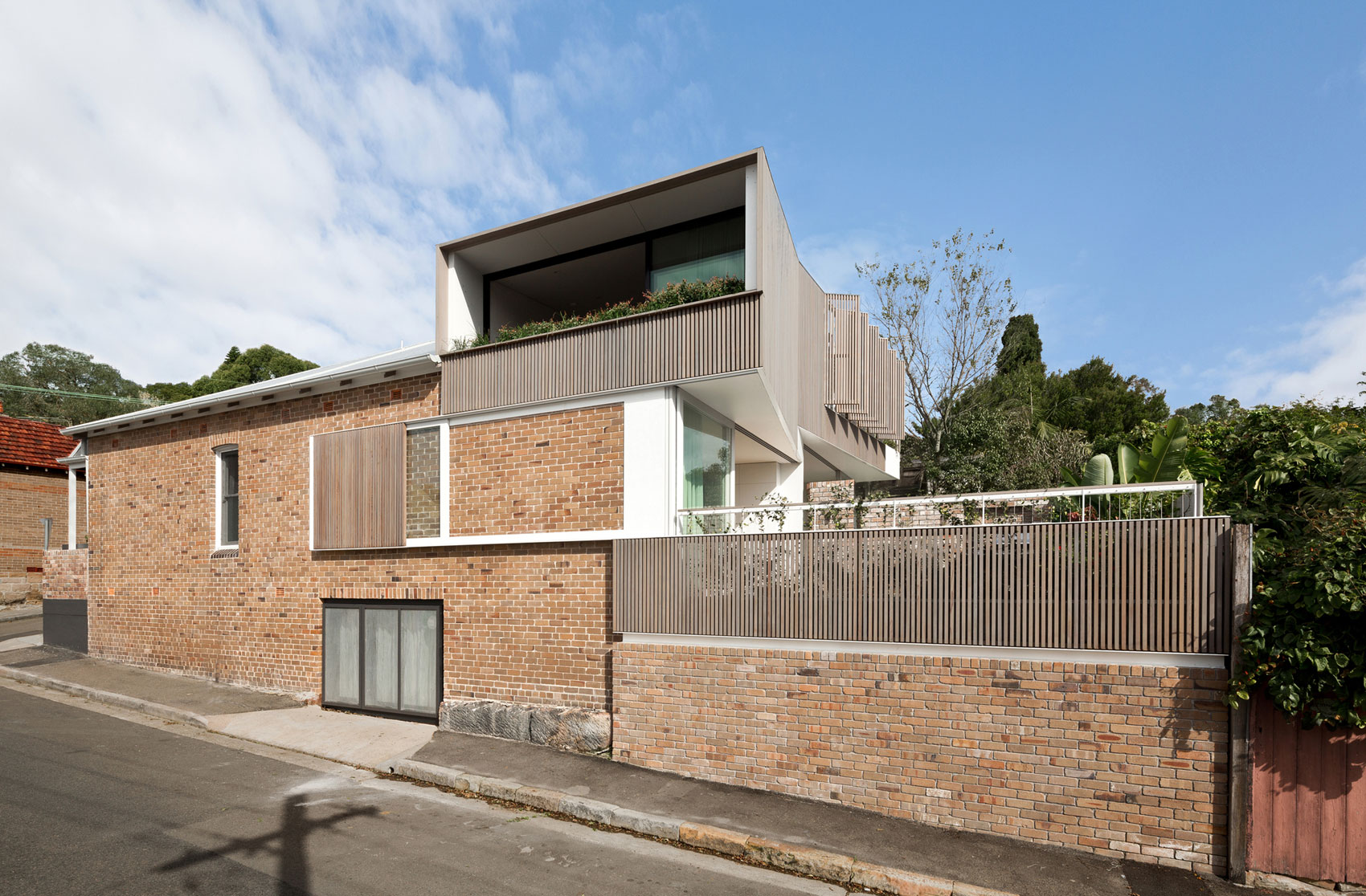 An Eye-Catching Contemporary Home with Warm and Clean Interiors in Balmain, Australia by Benn & Penna Architects (3)